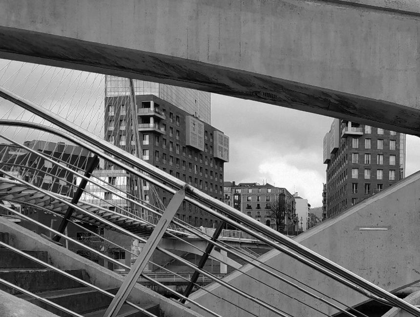 Puente ZUBI ZURI
Zubizuri (puente blanco). Fue diseñado por el arquitecto valenciano Santiago Calatrava. El diseño consiste en un arco inclinado que une dos plataformas, con rampas de acceso y escaleras en ambas orillas, que sostiene la estructura peatonal con cables de hierro.
#zubi zuri #bilbao #calatrava #puente #bizkaia